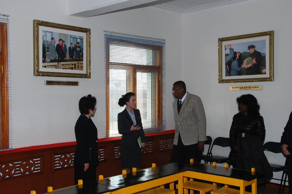 Cuban Embassy in the DPR Korea Donates Books to the Fidel Castro Ruz Classroom at the Pyongyang Foreign Language School of the Pyongyang University of Foreign Studies