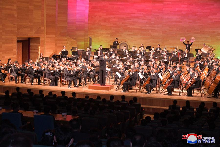 Concert of the National Symphony Orchestra for celebrating the 75th founding anniversary of the Workers’ Party of Korea was held