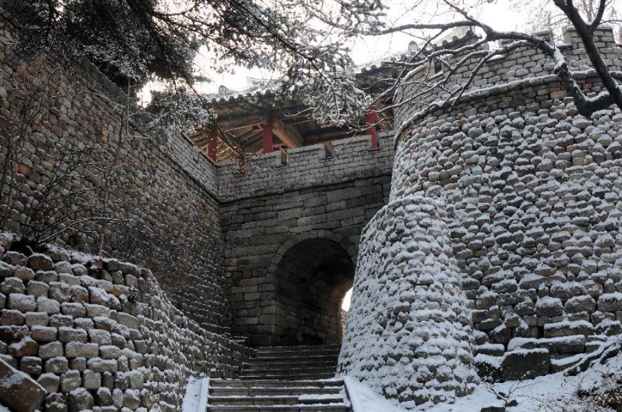 Snowscape of Chilsong Gate on Moran Hill
