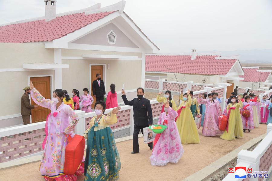 Housewarming in disaster areas of Kimchaek City and Riwon County