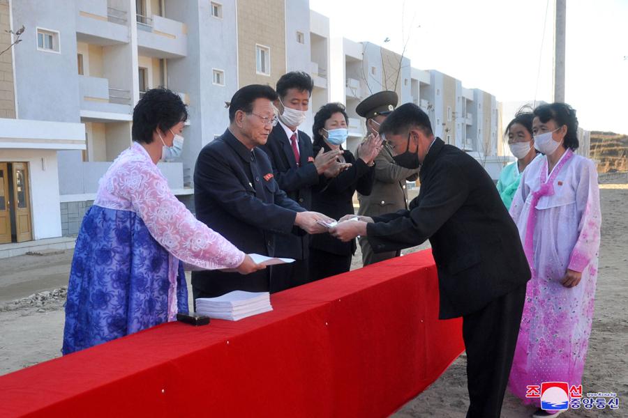 Residents of disaster areas in Kangwon Province are granted new houses