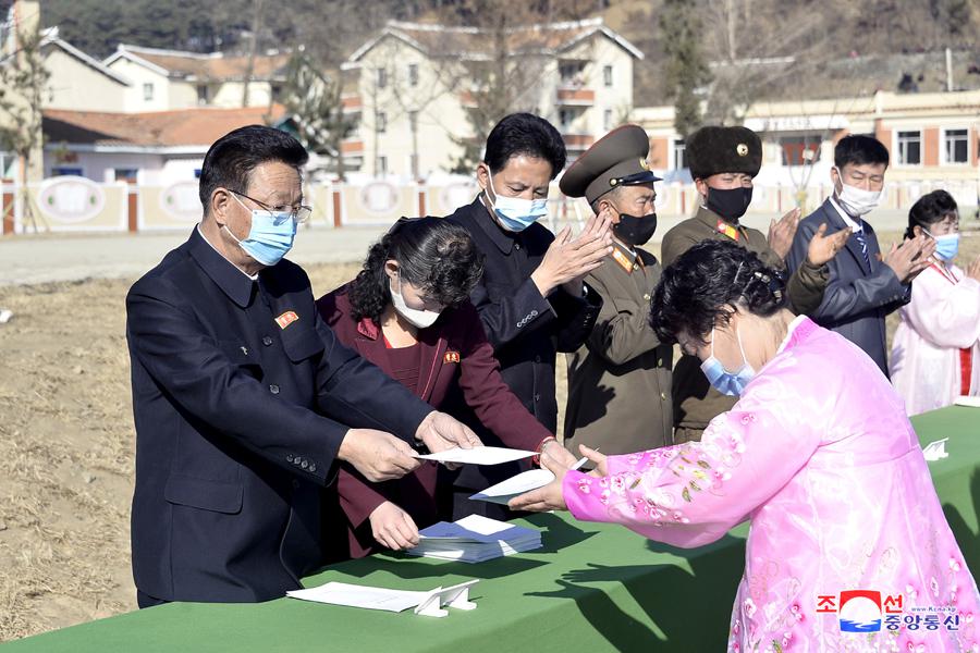 Housewarming scene in disaster areas of different ris and town in Kimhwa County